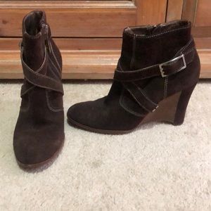 Donald Pliner brown suede platform bootie heels 8
